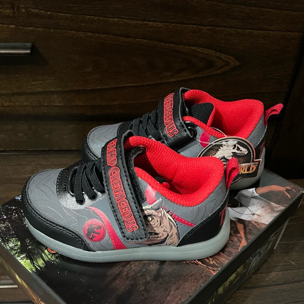 Jurassic World: Camp Cretaceous - Toddler Boys Light-Up Sneakers (size 7)